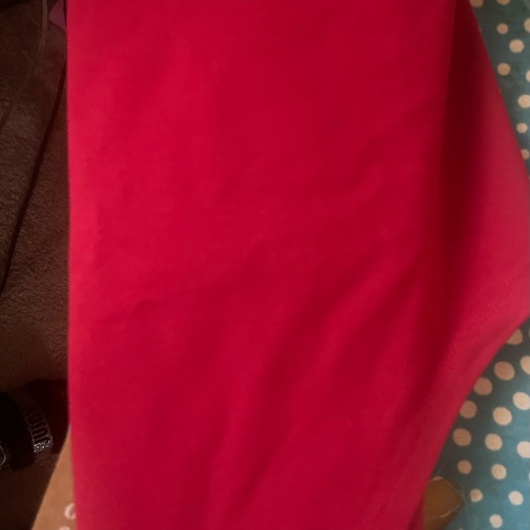 Red top. - Picture 4 of 8